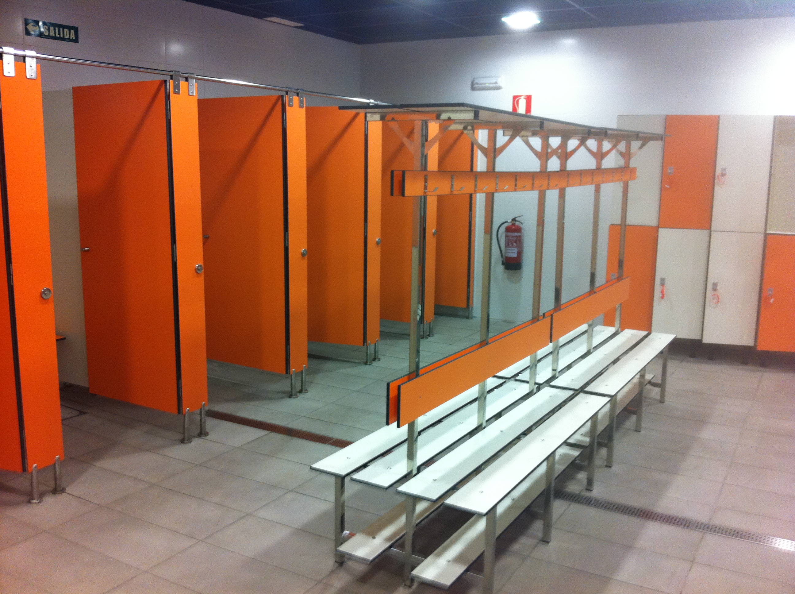 Equipamiento para vestuarios, bancos y perchas, taquillas y accesorios.